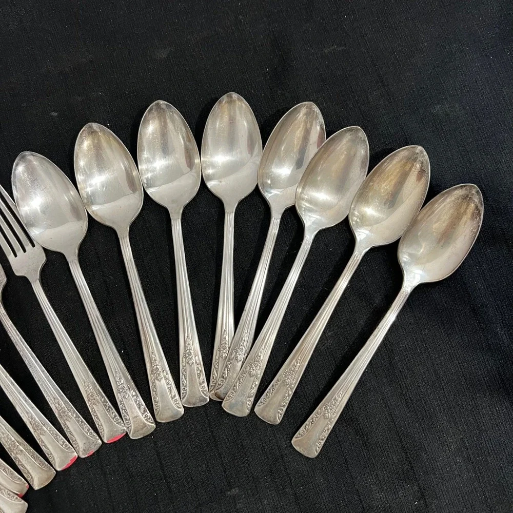 Vintage Camelia Silver‎ Plate 16 Piece Flatware Set 8 Dinner Forks 8 Teaspoons